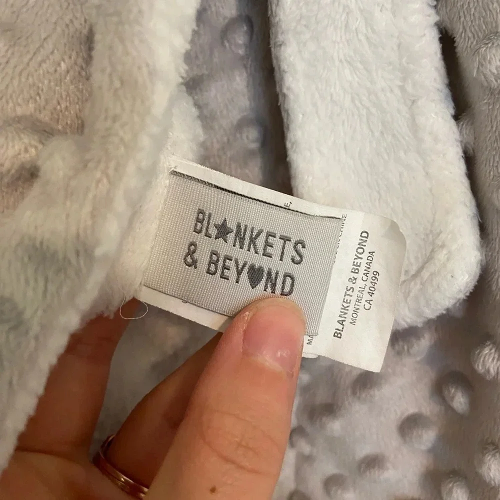 EUC | Blankets & Beyond baby fuzzy robe — 12 months+‎